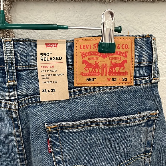 LEVI’S Women’s 550 Relaxed 32 x 32 Blue Jeans NWT - Picture 4 of 16